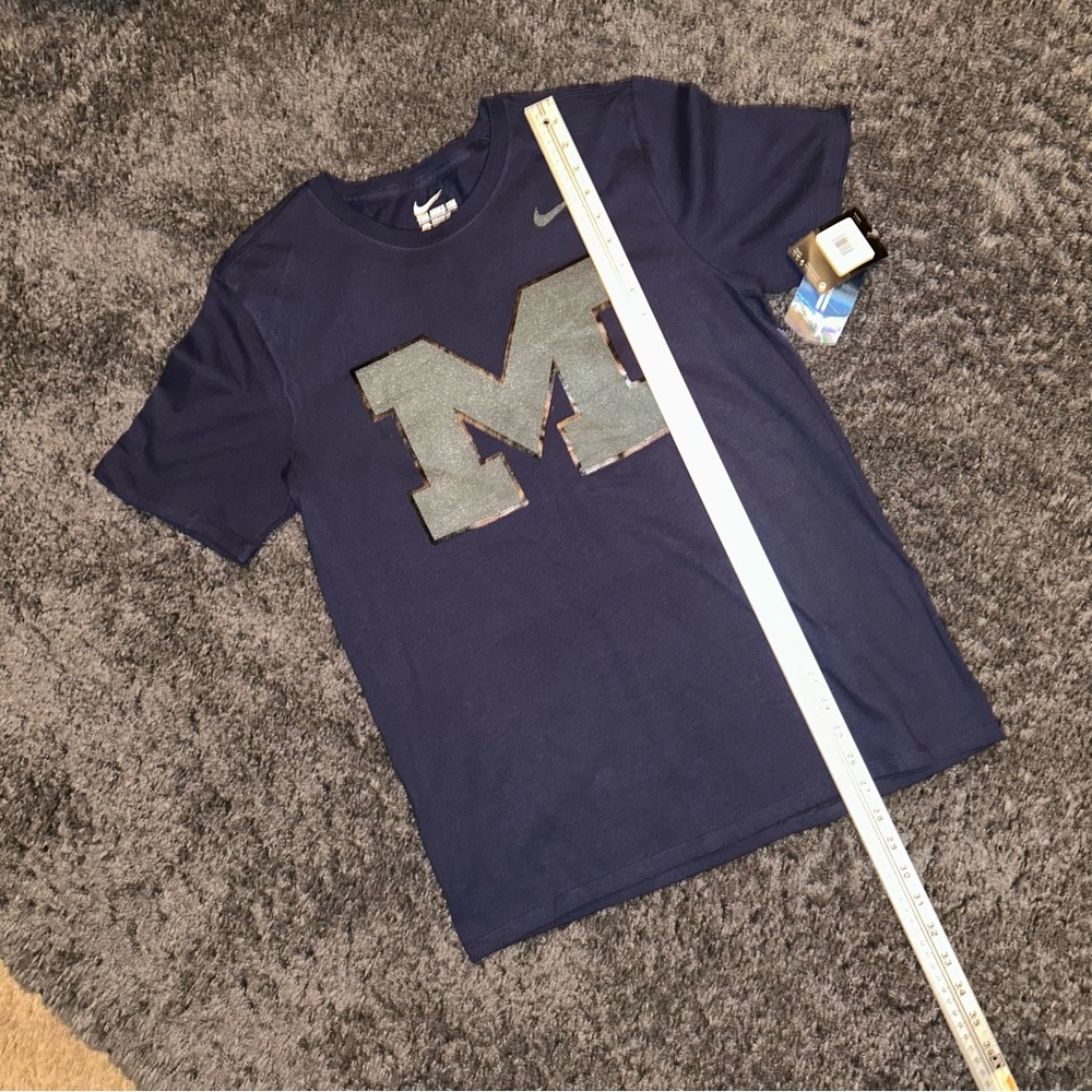 Med University Of Michigan Nike Dri Fit T-shirt NWT. - Picture 3 of 4